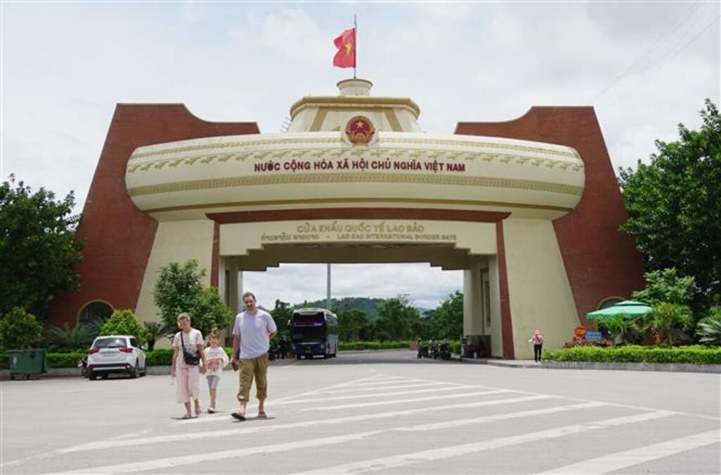 Xe từ Hội An đi Cửa Khẩu Lao Bảo giá rẻ